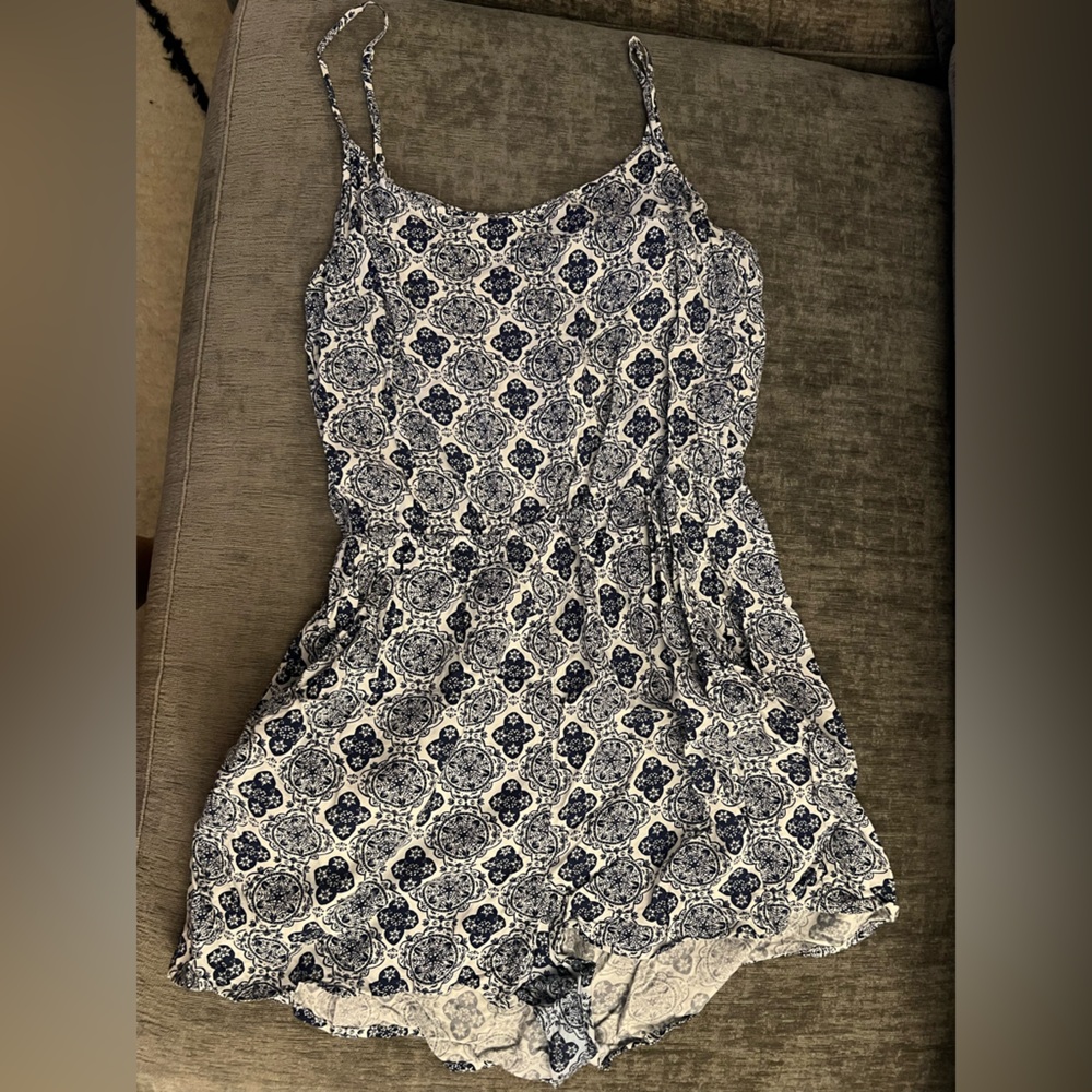 Size 8 H&M blue and white patterned romper, light weight